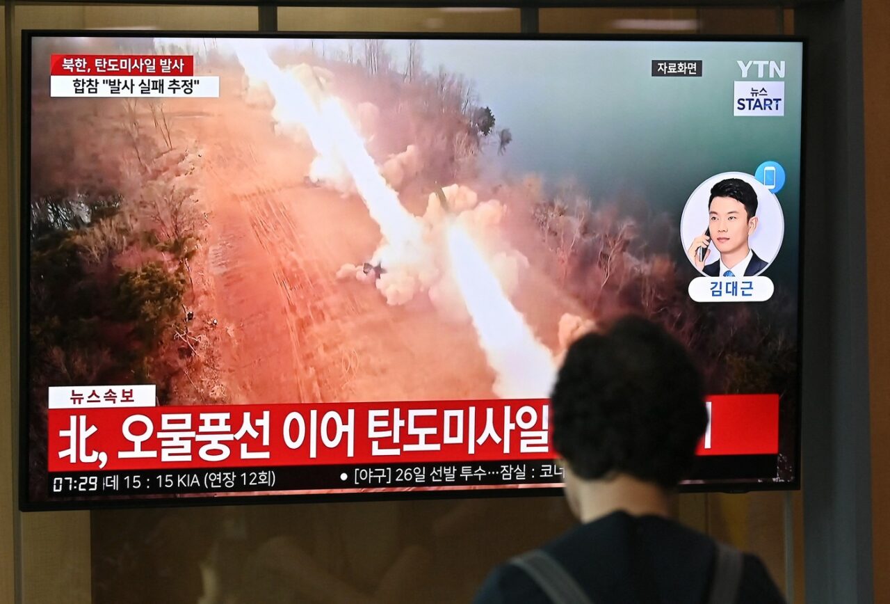 Soldații lui Kim Jong-Un, la un pasă să-și DISTRUGĂ Capitala cu două rachete balistice. Nord-coreeni acuză o „traiectorie anormală” a rachetelor