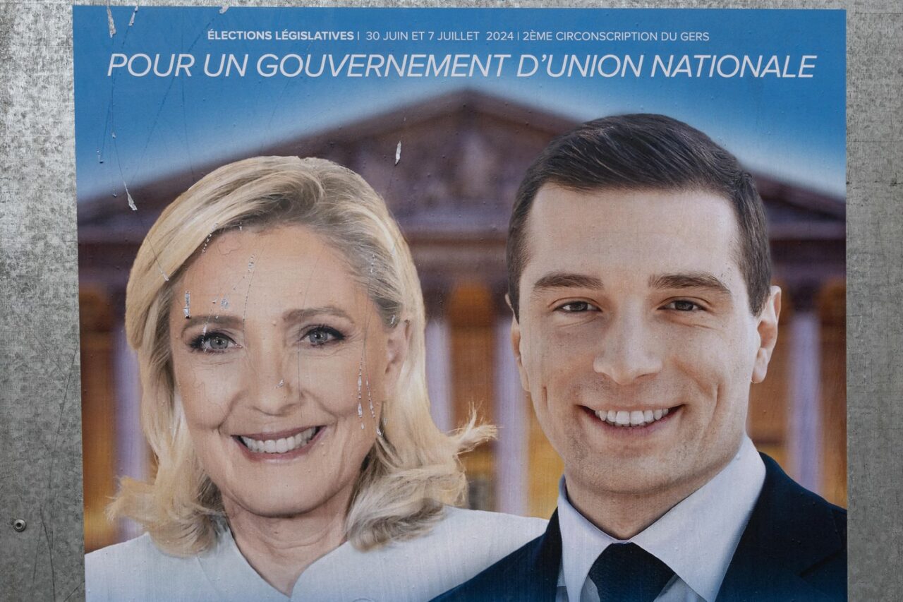 Marine Le Pen crede că Macron ar putea DEMISIONA /Răspunsul Palatului Élysée la acuzațiile privind „lovitura de stat administrativă”