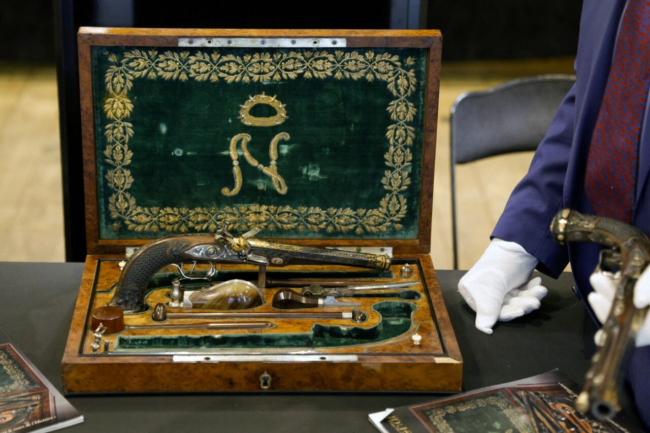 Pistoalele cu care Napoleon Bonaparte a vrut să se sinucidă, după abdicarea sa din 1814, au fost VÂNDUTE la licitaţie. Ce sumă s-a obținut pe arme