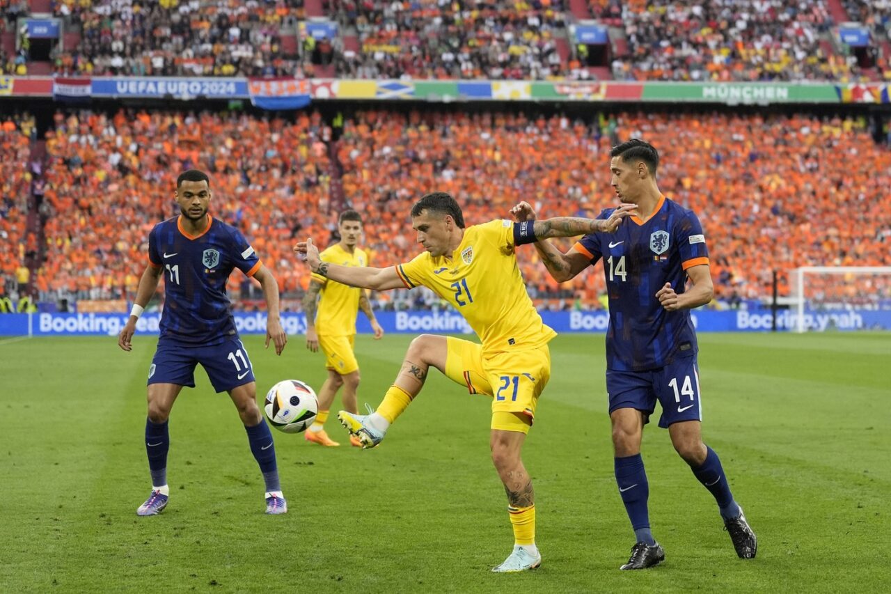 Nicolae Stanciu (21) controlează mingea între olandezul Tijjani Reijnders (14) și Cody Gakpo (11). Sursa Foto: Profimedia 