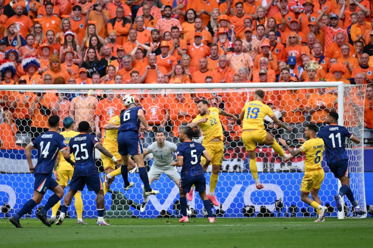 Stefan De Vrij, în fața porții României. Sursa Foto: Profimedia 