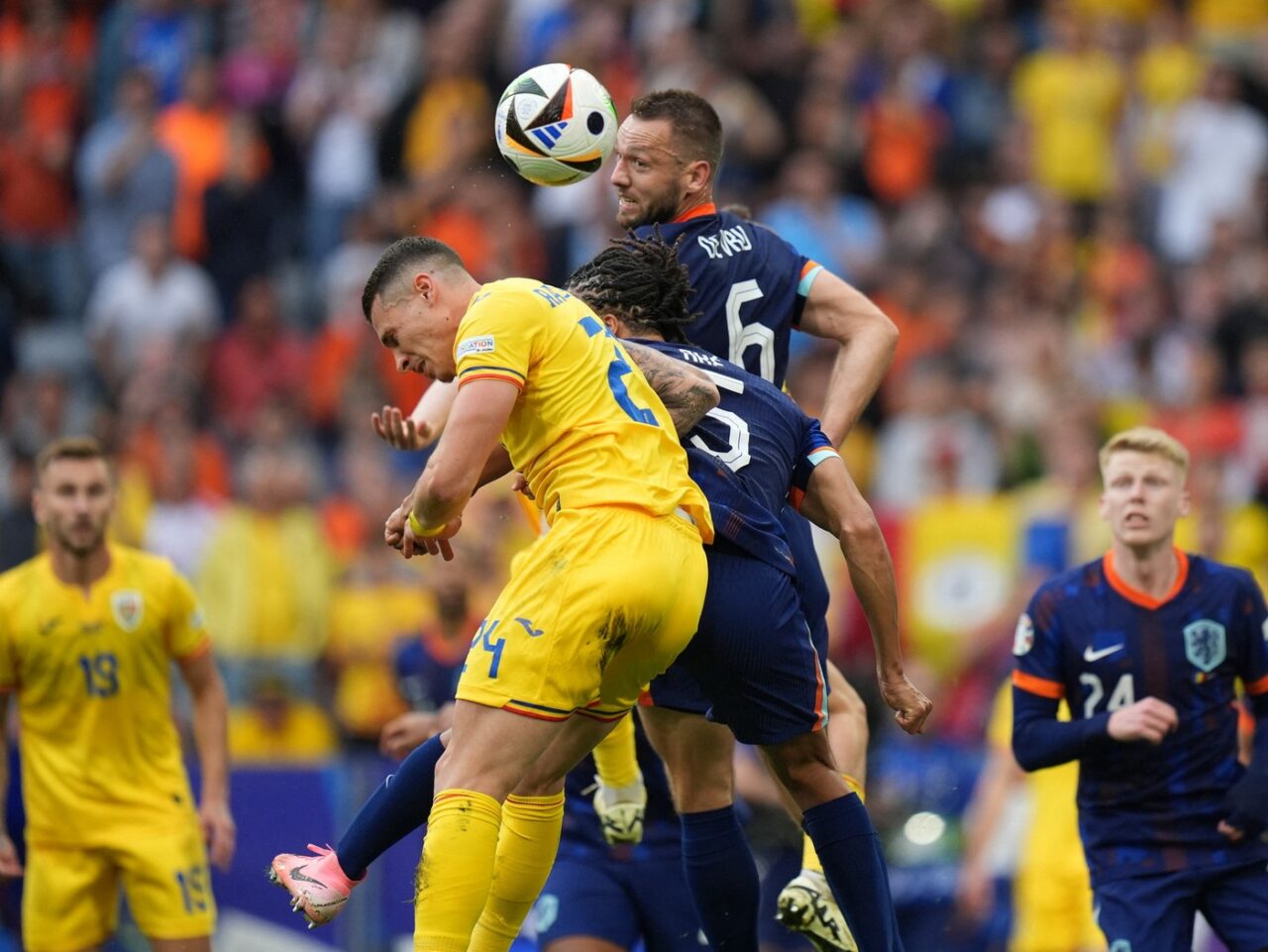 Nathan Ake (centru) și Ștefan de Vrij (spate) de la Olanda se luptă pentru controlul mingii cu Bogdan Racovițan (stânga). Sursa Foto: Profimedia 