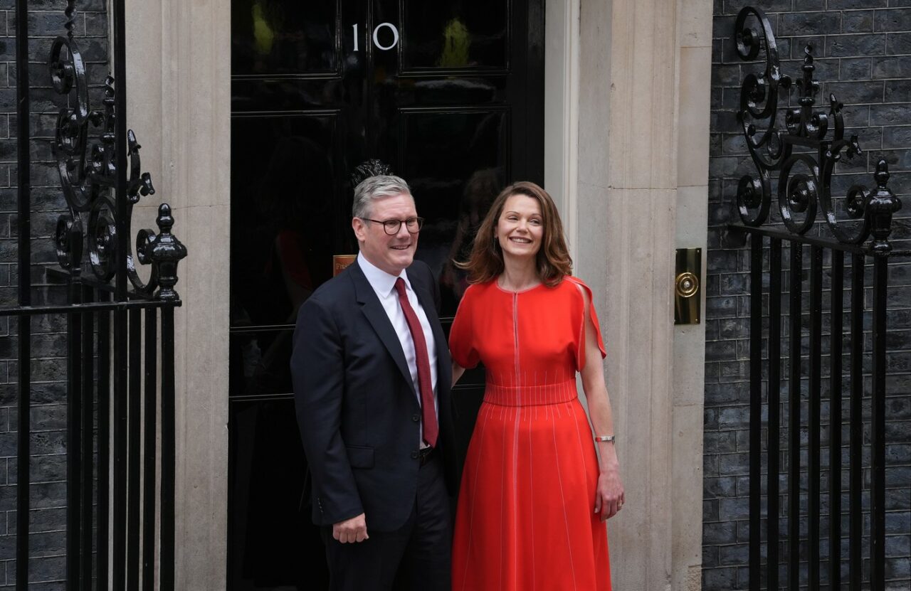 Cine e Victoria Starmer, soția noului premier britanic. Cei doi se instalează în Downing Street 10 alături de copii, pisica Jojo și un hamster