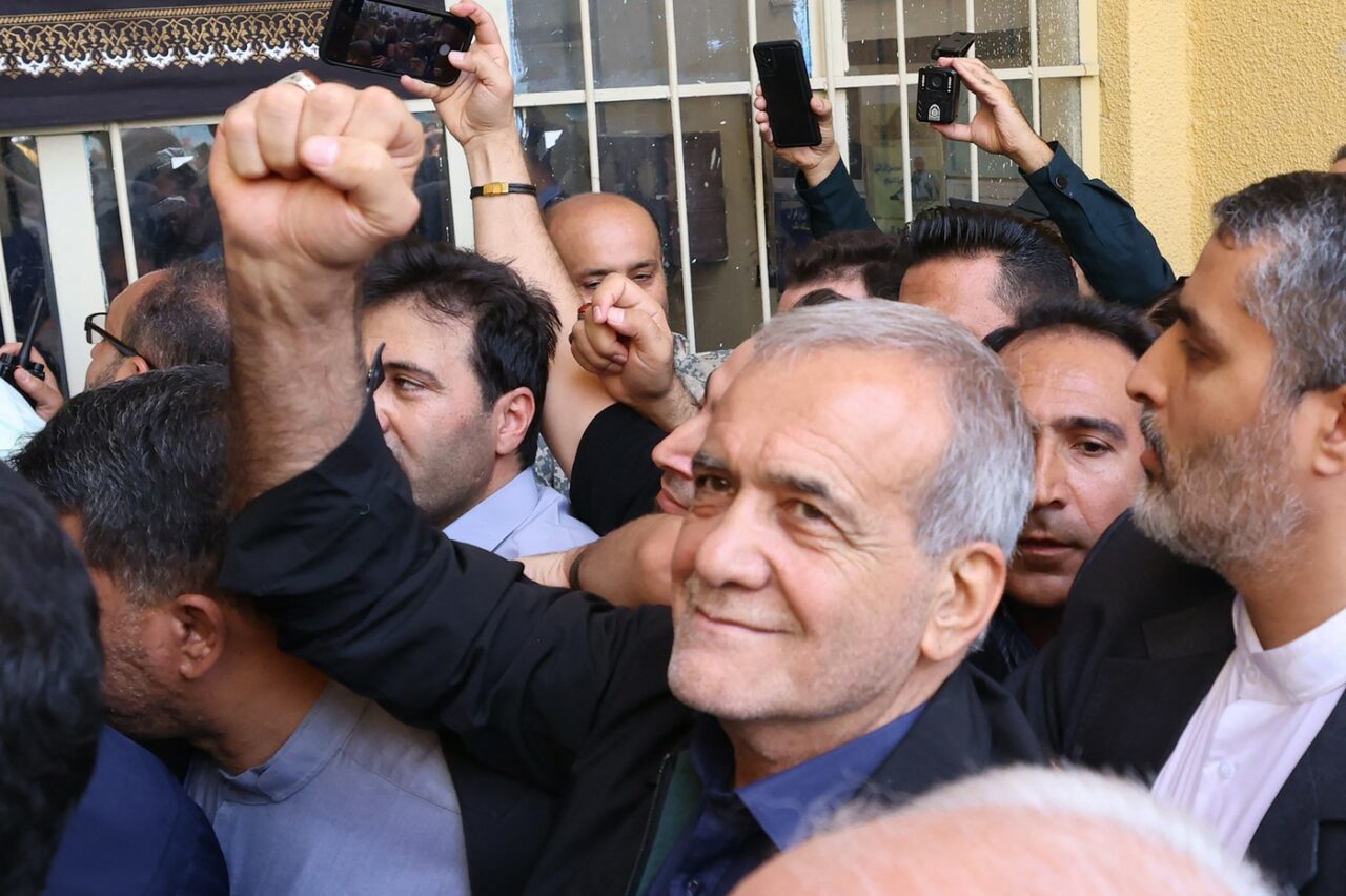 Putin l-a FELICITAT pe noul președinte al Iranului, Masoud Pezeshkian: „Cooperarea constructivă între popoarele noastre prietene”