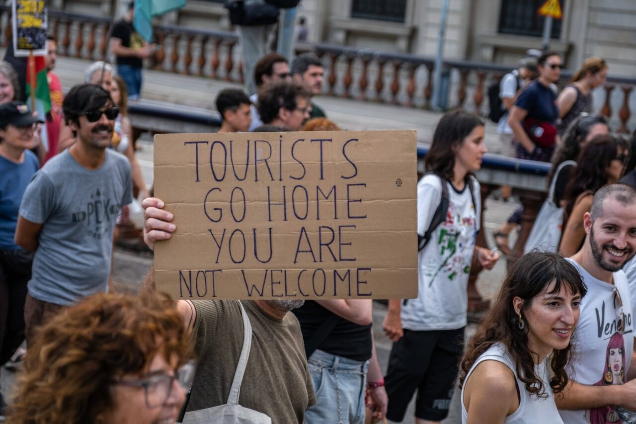 PROTESTE de amploare la Barcelona, împotriva turismului masiv: „Ajunge! Să punem limite!”
