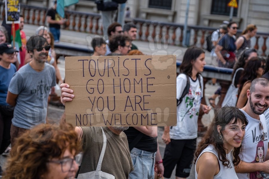 Mii de locuitori din Barcelona PROTESTEAZĂ împotriva turismului excesiv. Gestul uluitor la care au recurs pentru a speria turiștii