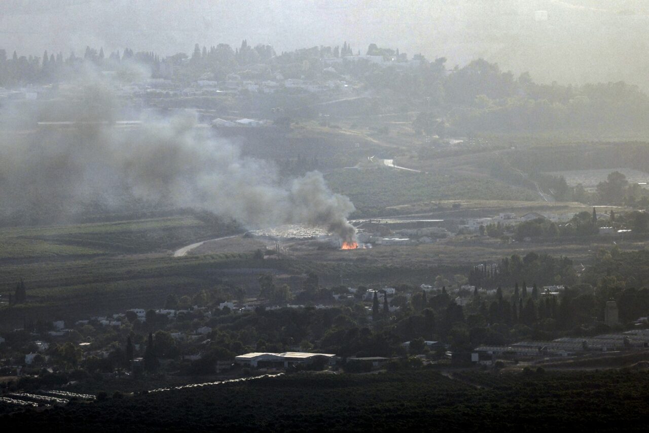 HEZBOLLAH a atacat din nou zone din nordul Israelului /Hamas acuză Guvernul Netanyahu că periclitează negocierile pentru armistițiu