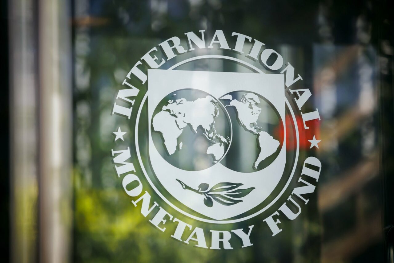 FMI: Persistența inflației va atrage menținerea politicilor monetare stricte la nivel mondial, cu IMPACT asupra creșterii economice