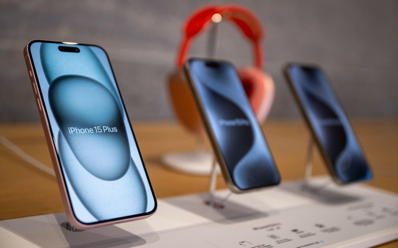 Top 10 cele mai bine vândute SMARTPHONE-uri în 2024. Două branduri de top domină piața. Ce telefon mobil cu AI va fi „vedeta” toamnei în acest an