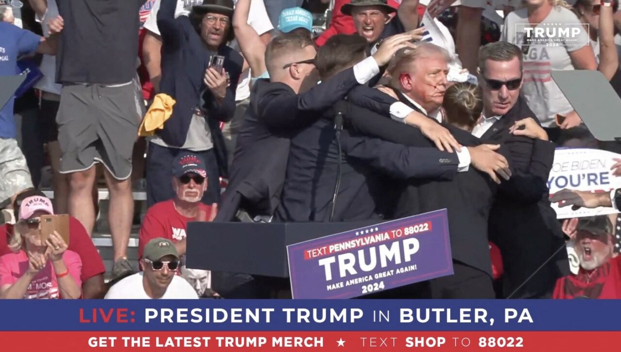 „Ar fi trebuit să fiu mort”. Cum comentează Donald TRUMP tentativa de asasinat care l-a vizat