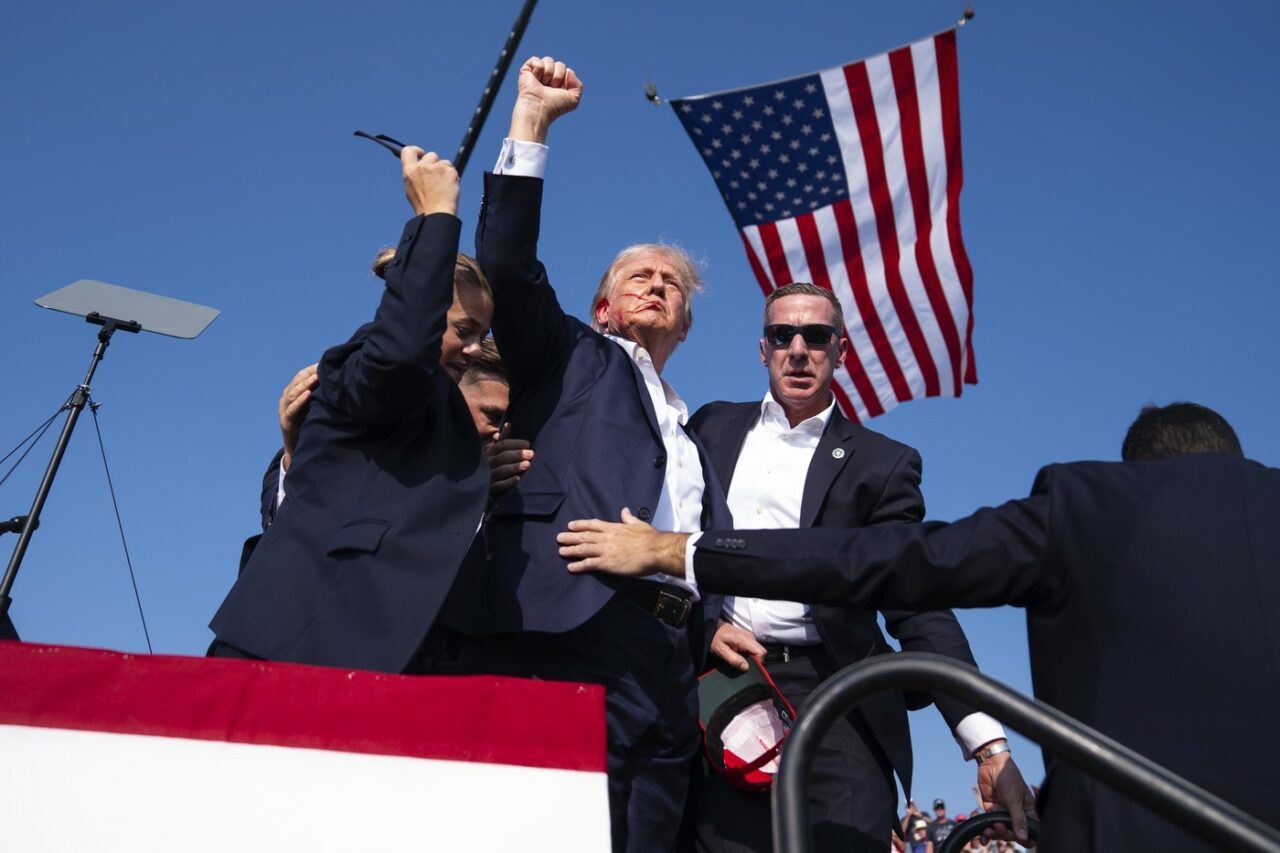 Imaginile care fac înconjurul lumii! MOMENTUL în care Donald Trump a fost împușcat. Ultimele cuvine rostite de fostul președinte înainte să fie rănit