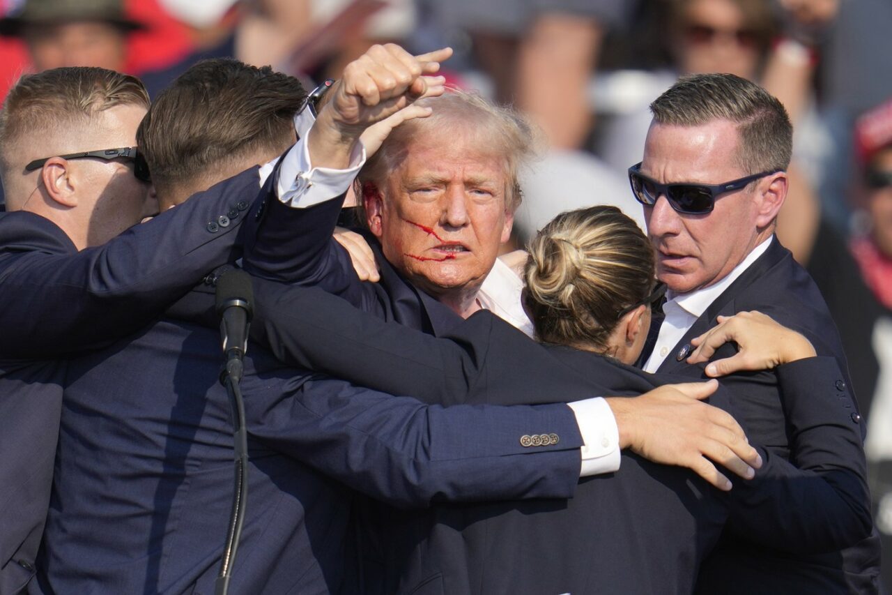 Tentativa de ASASINAT asupra lui Donald Trump, aruncă în aer democrația americană? Wall Street Journal a analizat posibilele efecte politice