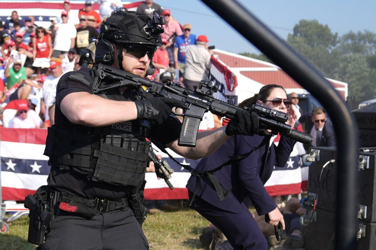AR-15 sau „Kalașnikovul american”, arma cu care s-a tras în Donald Trump/INCREDIBIL: cine i-a procurat pușca lui Thomas Matthew Crooks!