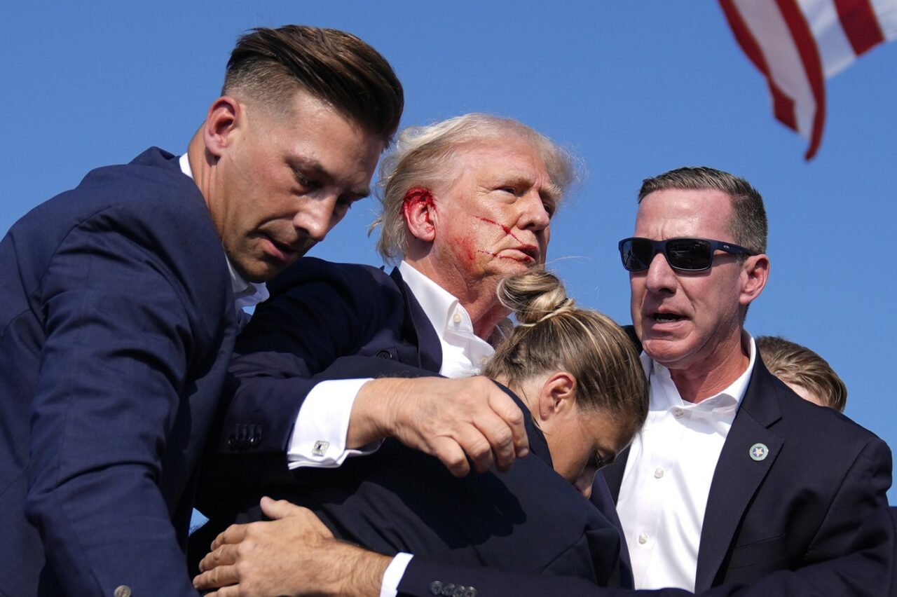 WSJ: Presupusul ATACATOR al lui Trump avea dispozitive explozive în maşină. Arma aparţinea tatălui său