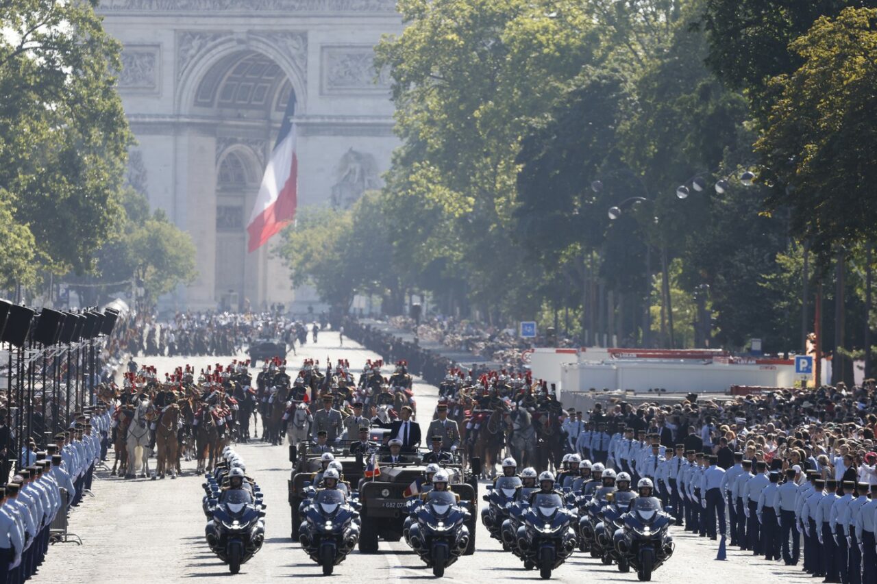 Macron aduce TORȚA OLIMPICĂ la parada de Ziua Națională a Franței, pentru a readuce speranța în inimile francezilor