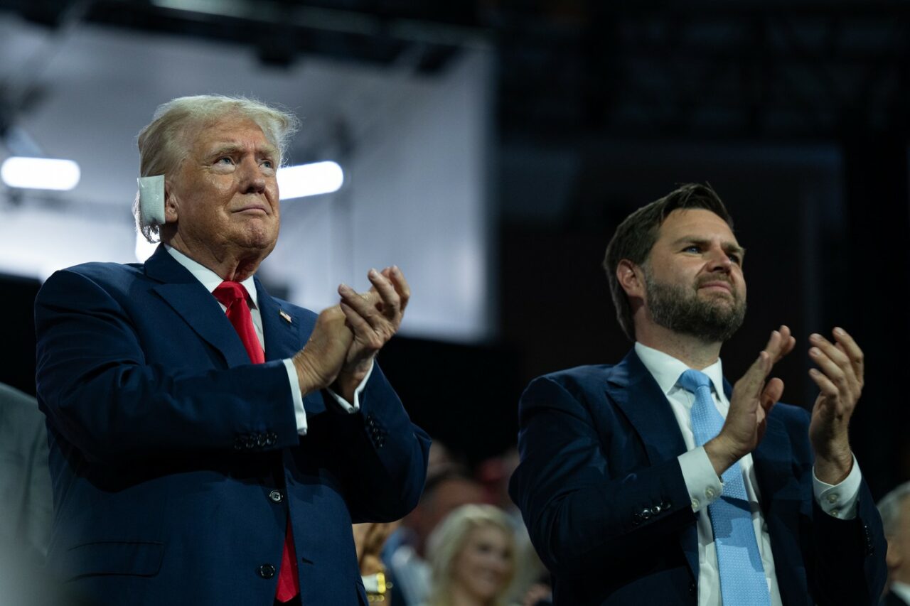 Trump îi ia apărarea lui JD Vance pentru comentariile misogine la adresa Kamalei Harris: „Nu cred că este ceva GREȘIT în a avea o familie”