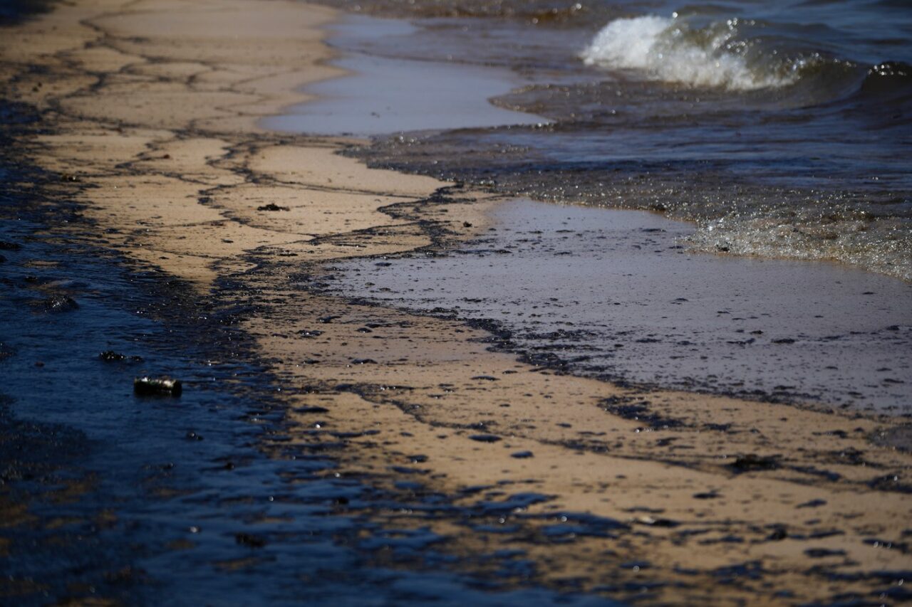 Valencia ÎNCHIDE trei plaje din cauza deversărilor de PETROL din Marea Mediterană. Accidentul ecologic ALERTEAZĂ autoritățile spaniole