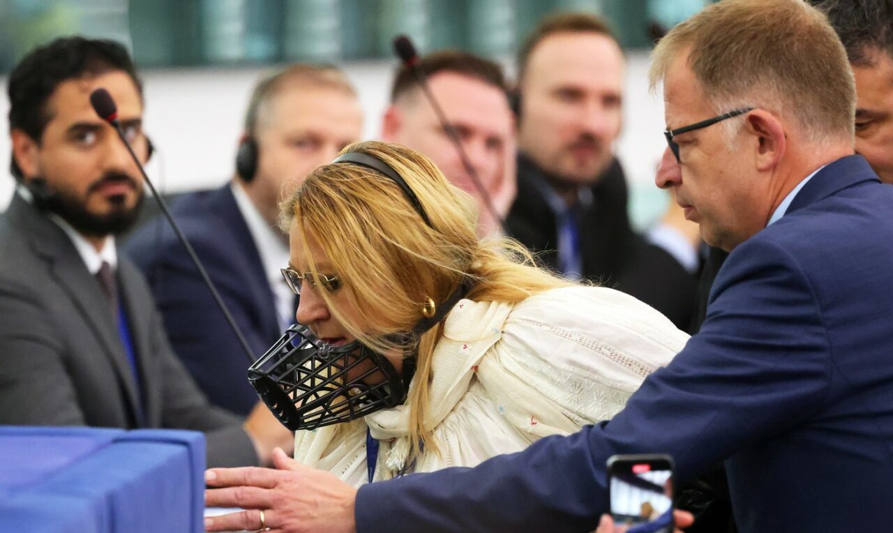 Cum face ȘOȘOACĂ de râs România, în Parlamentul European / Reacțiile colegilor: „Diana Șoșoacă a fost EXORCIZATĂ în Parlamentul European”