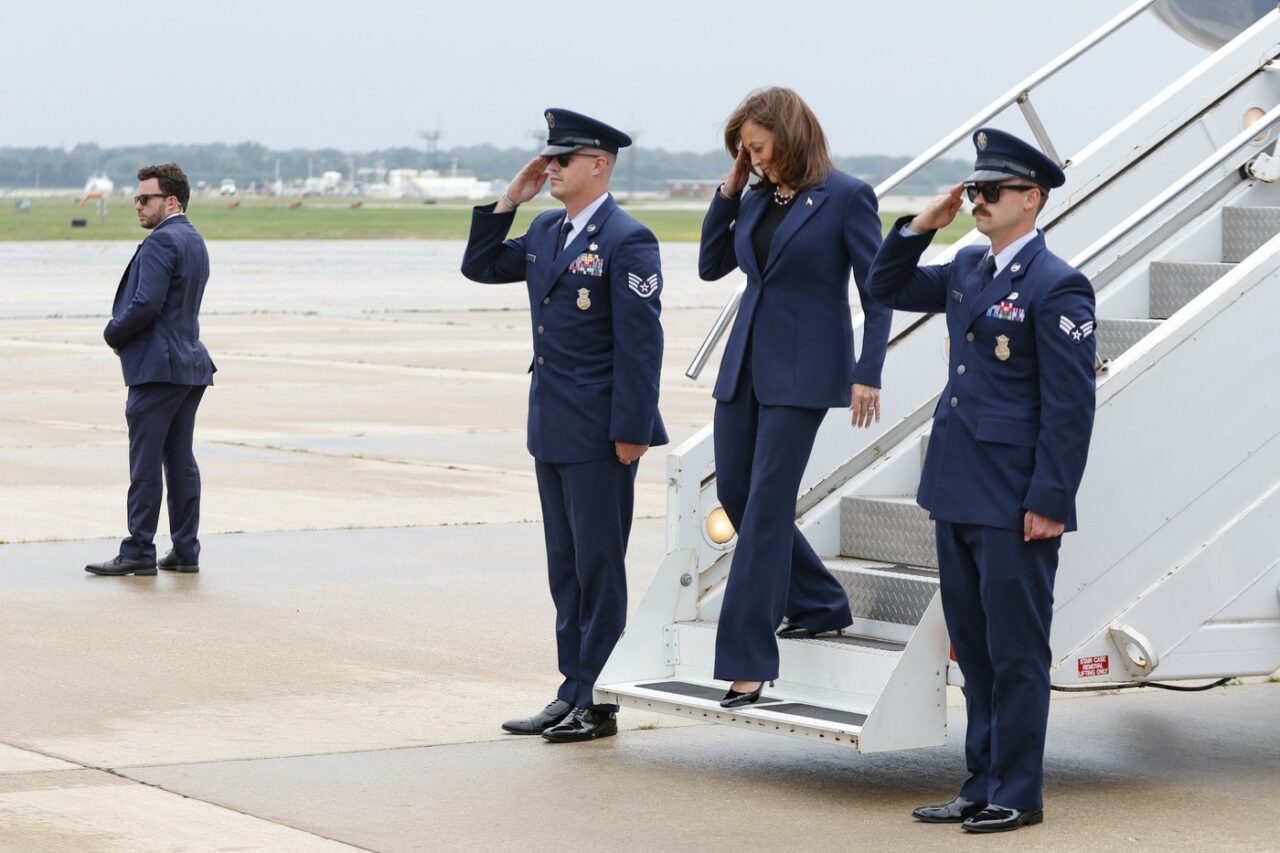 Bloomberg: Kamala Harris își începe campania pe fondul PRESIUNILOR de a demonstra că îl poate învinge pe Trump