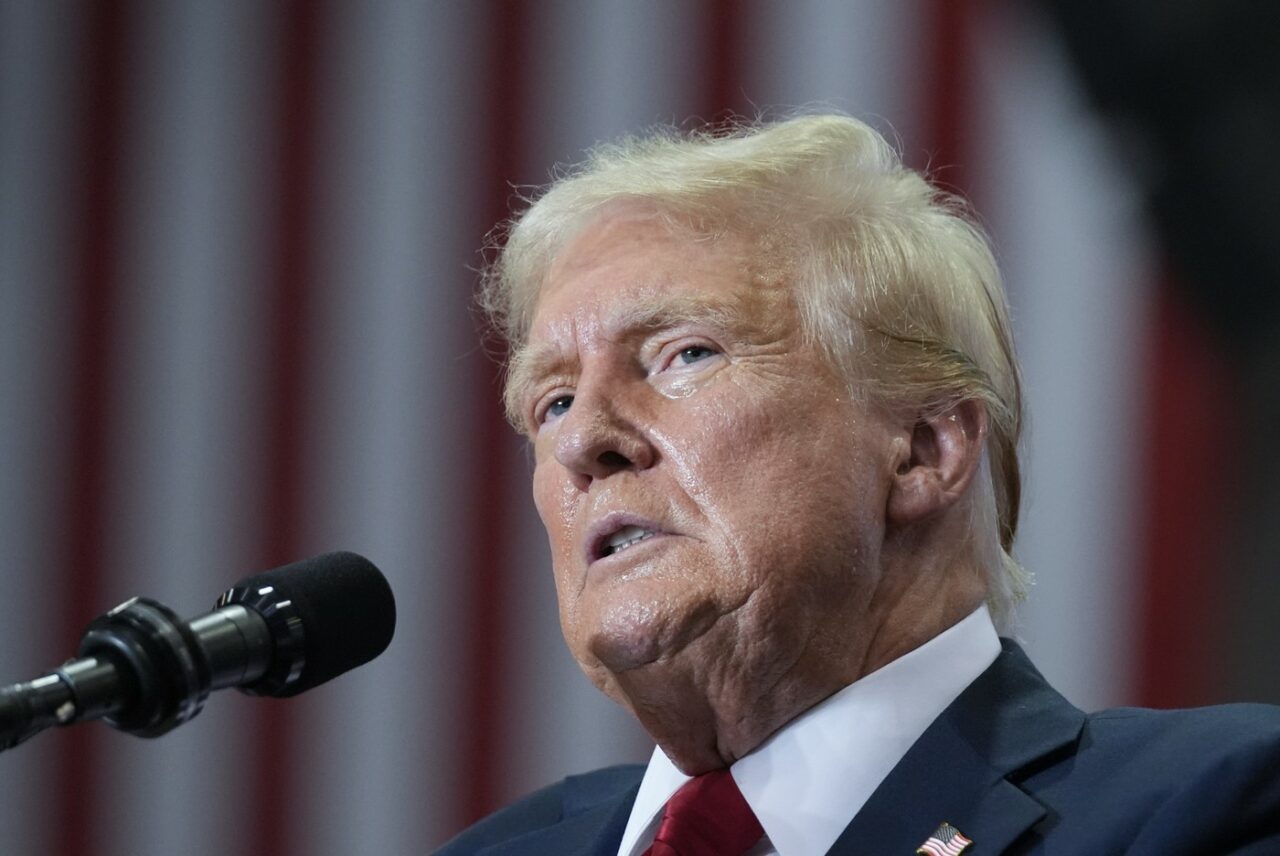 Donald Trump ar fi fost ţinta unei noi tentative de ASASINAT: „Au fost focuri de armă în apropierea mea. Sunt în siguranță și sunt bine”
