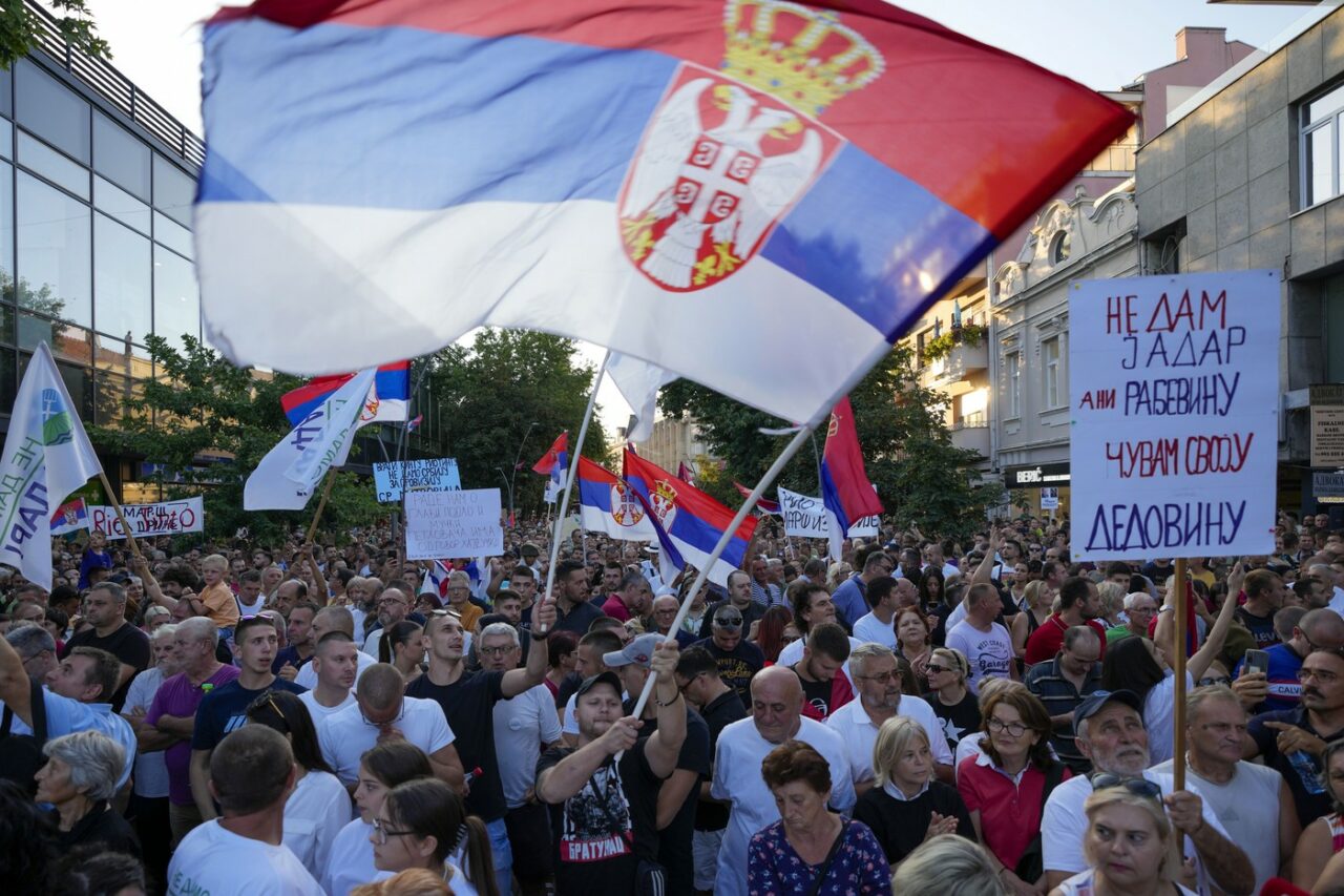 PROTESTE în Serbia față de un proiect de extragere a litiului. Gigantul Rio Tinto, implicat în proiect