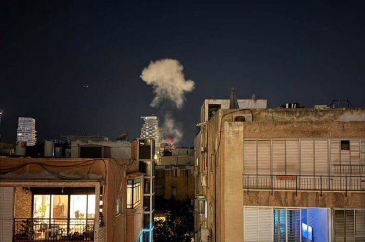 Tel Avivul, sub asediu DRONELOR Houthi soldat cu un mort și cel puțin 10 răniți. Explozii lângă Ambasada SUA în Israel