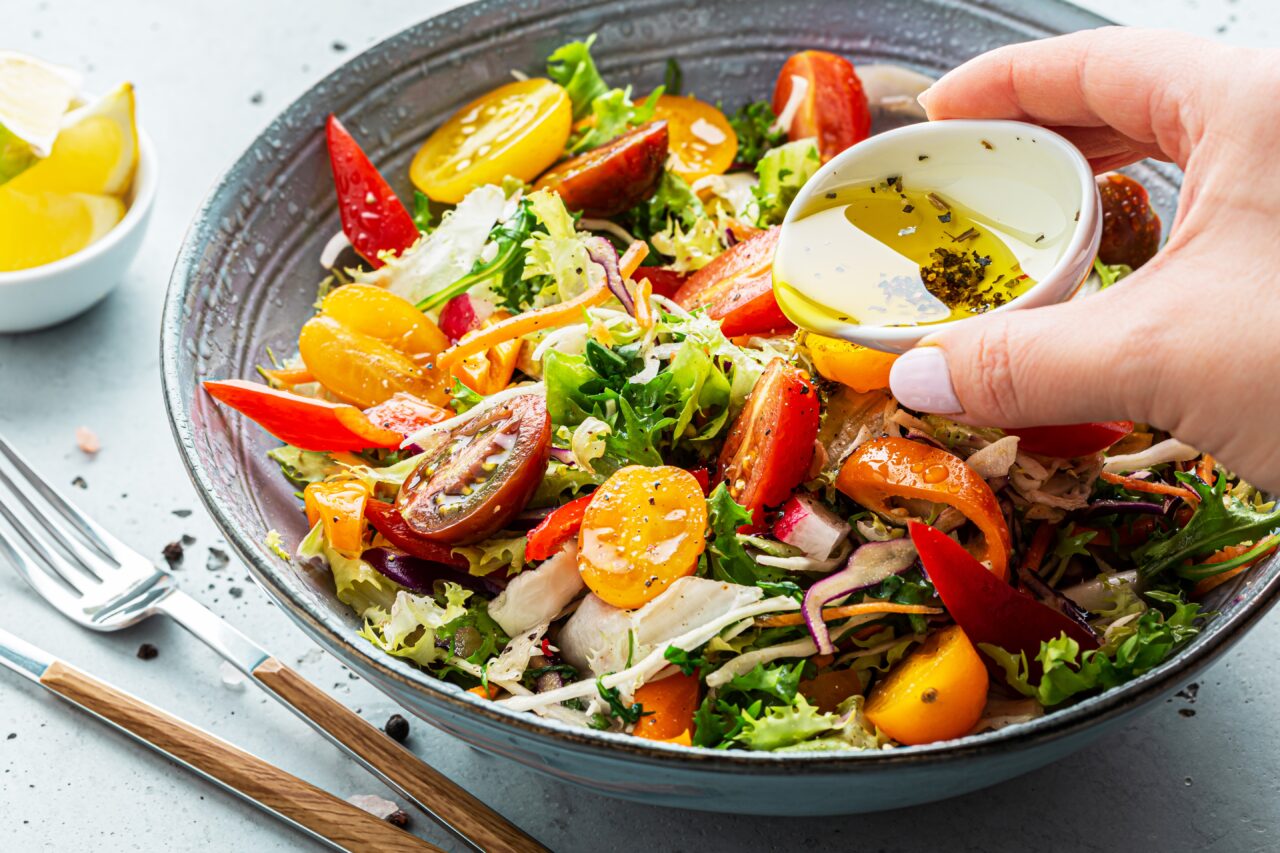 Salata de vară devine un preparat de lux. Cu cât s-au SCUMPIT roșiile, castraveții și ardeii