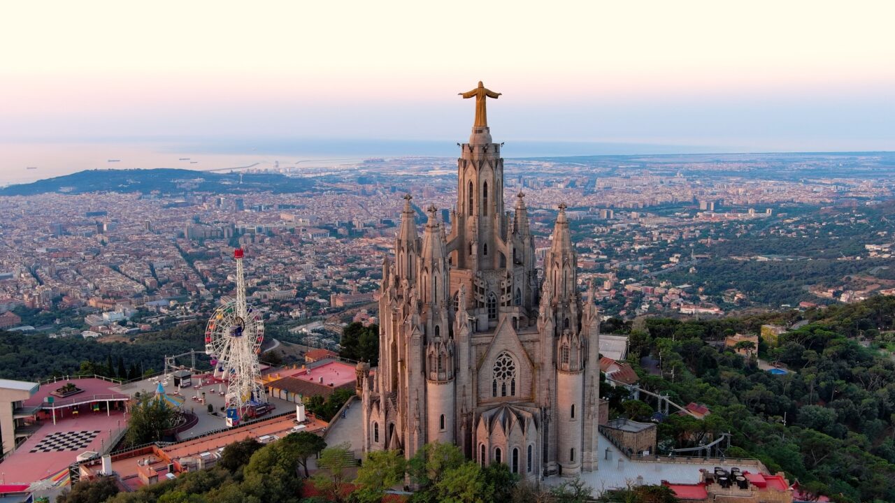 Orașul din Europa care nu mai face față SUPRATURISMULUI care a scumpit chiriile. Locuitorii orașului au început să-i stropească cu apă pe turiști