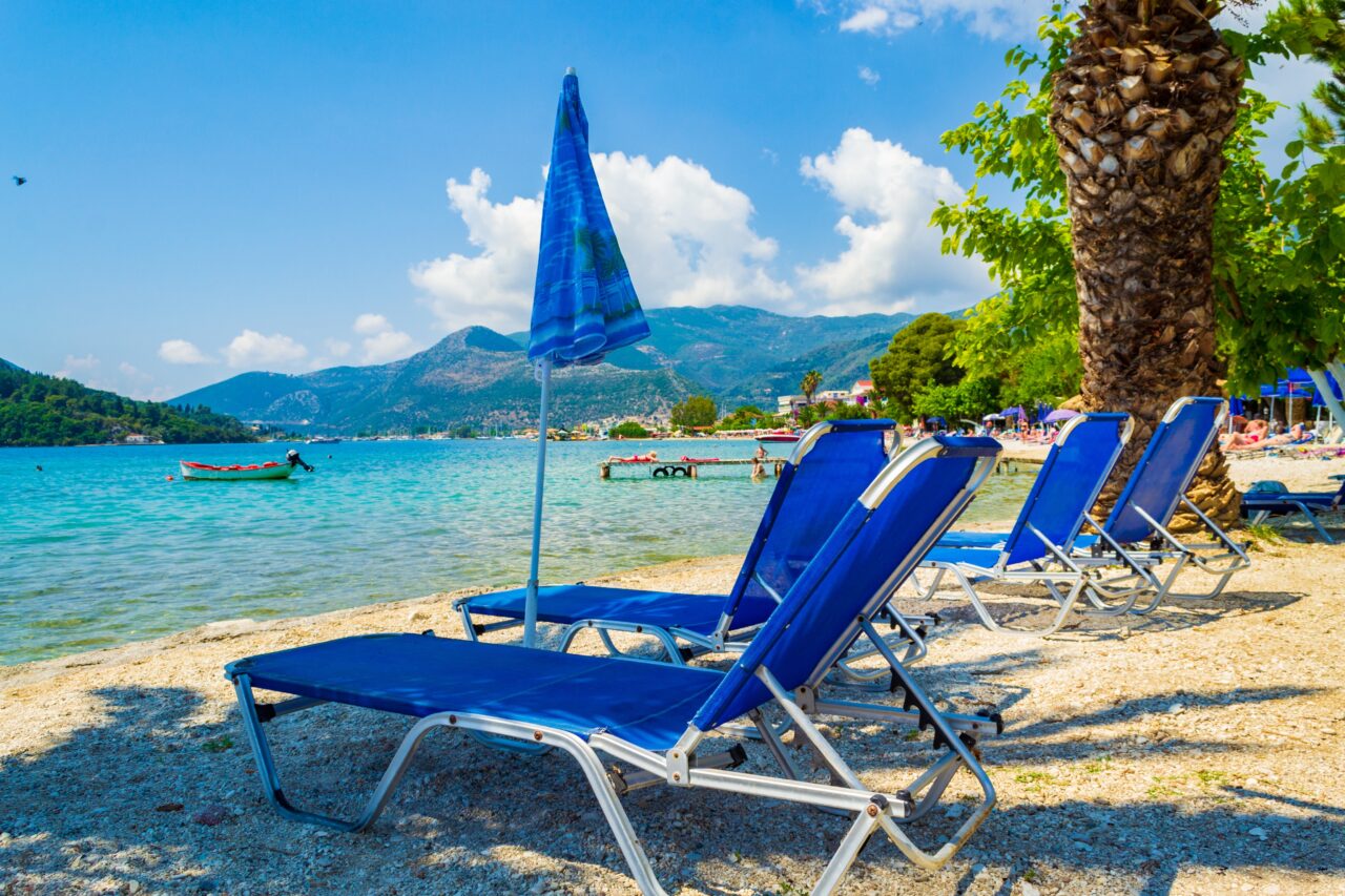 Grecia introduce AMENZI pentru proprietarii de restaurante și baruri care supraaglomerează plaja cu sezlonguri
