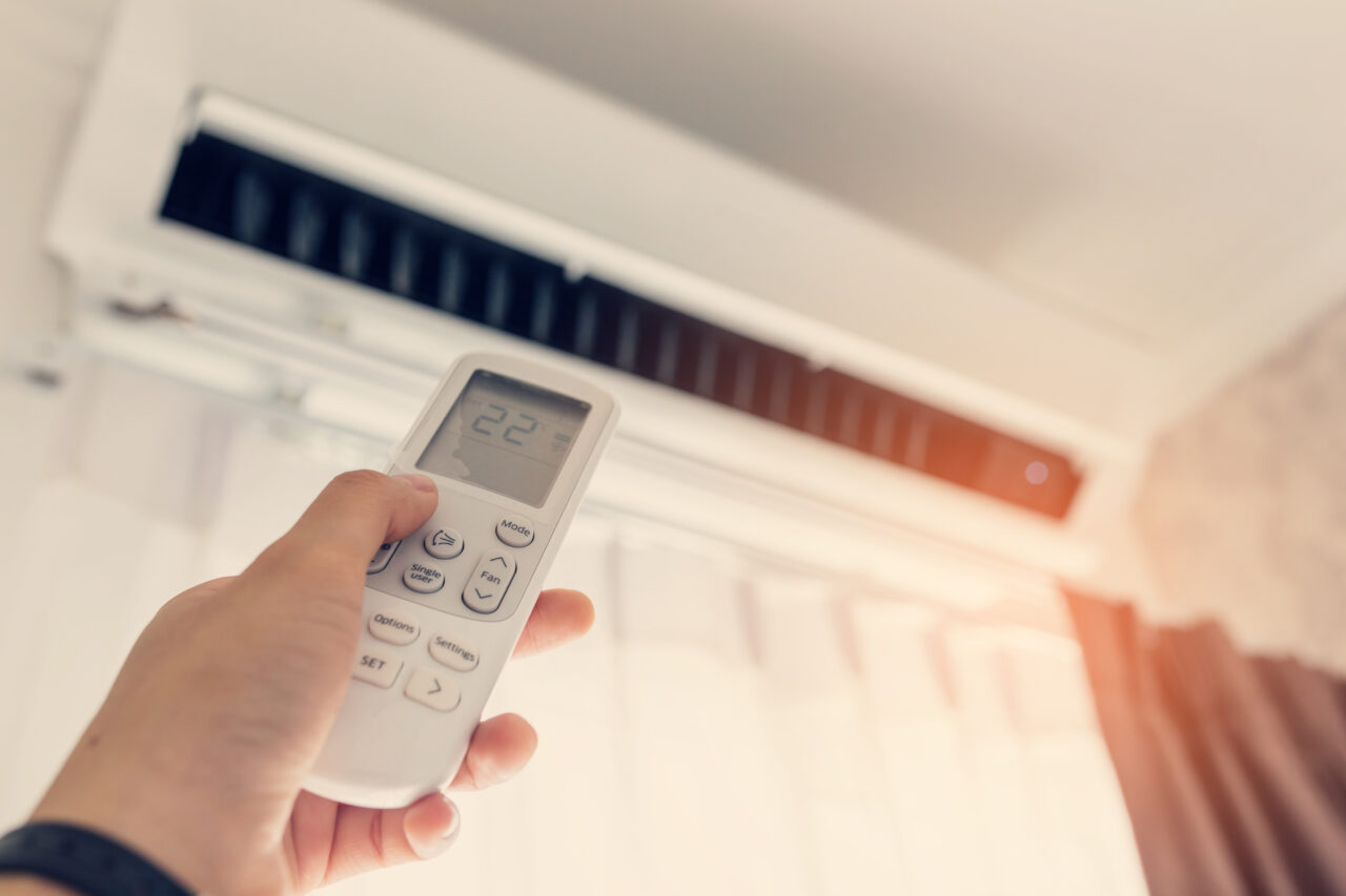 România înfruntă valul de căldură: 7.500 de apeluri de URGENȚĂ într-o singură zi / Recomandări pentru evitarea suprasolicitării REȚELEI electrice