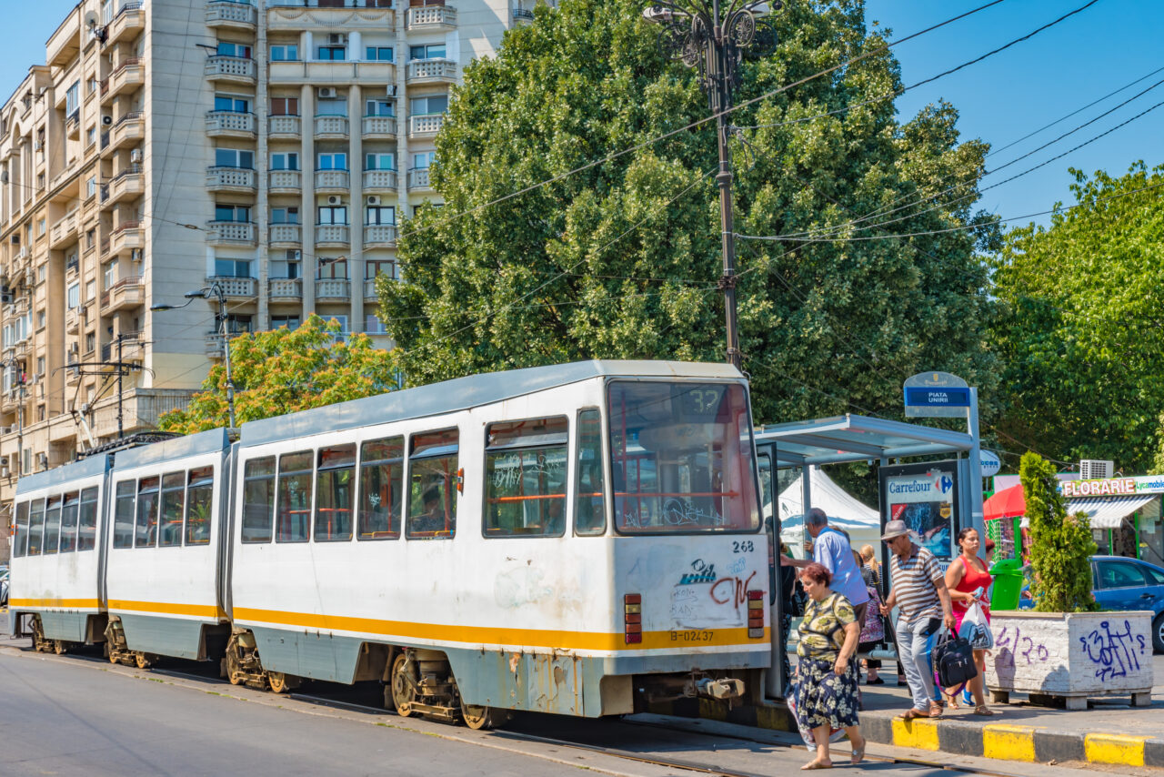 Tramvaiele vechi de 30 ani, adevărate „CUPTOARE” cu temperaturi de 50 grade Celsius. Pasagerii se plâng de lipsa aparatelor de aer condiționat