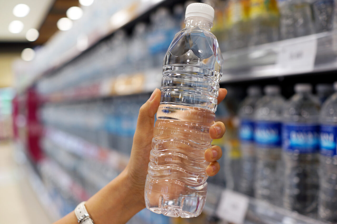 Apa îmbuteliată din România, printre cele mai SCUMPE produse din Europa. Cât costă o sticlă în Spania
