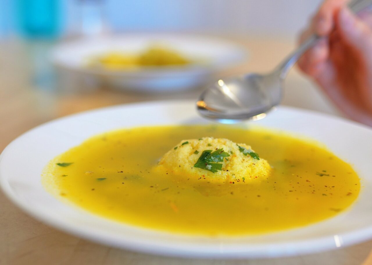 Vrei să ai găluște delicioase și pufoase în supă? Află care este ingredientul SECRET, pe care gospodinele îl adăugau în rețeta inițială