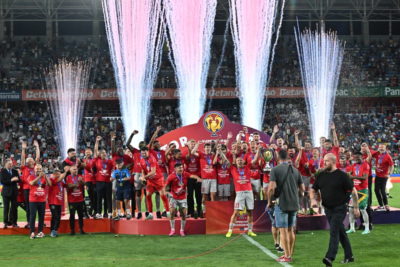 FCSB a câștigat Supercupa României! A învins cu 3-0 pe Corvinul Hunedoara. „S-a turnat plumb în picioarele jucătorilor mei”