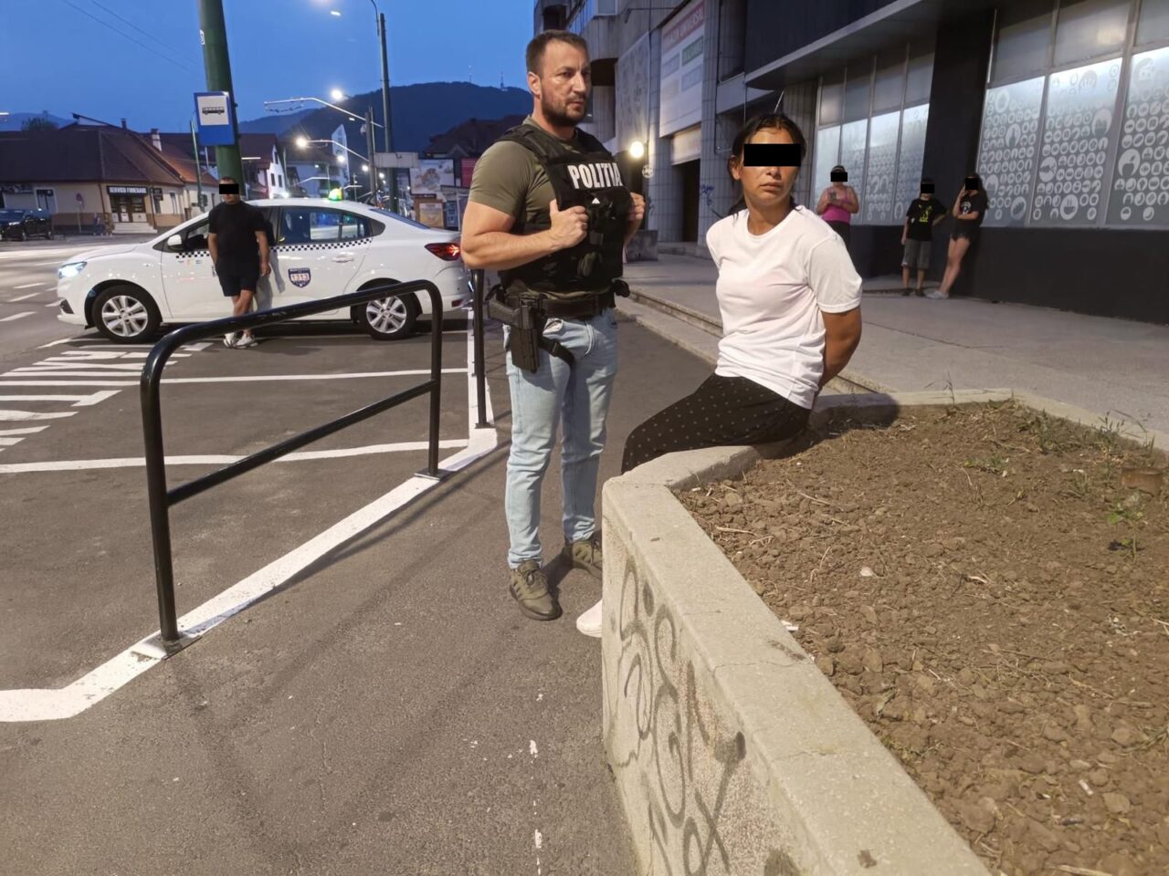 Cadavrul unui bărbat, găsit într-un geamantan în județul Vaslui. Doi suspecti, prinși la Brașov de celebrul polițist Marian Godină și colegii săi