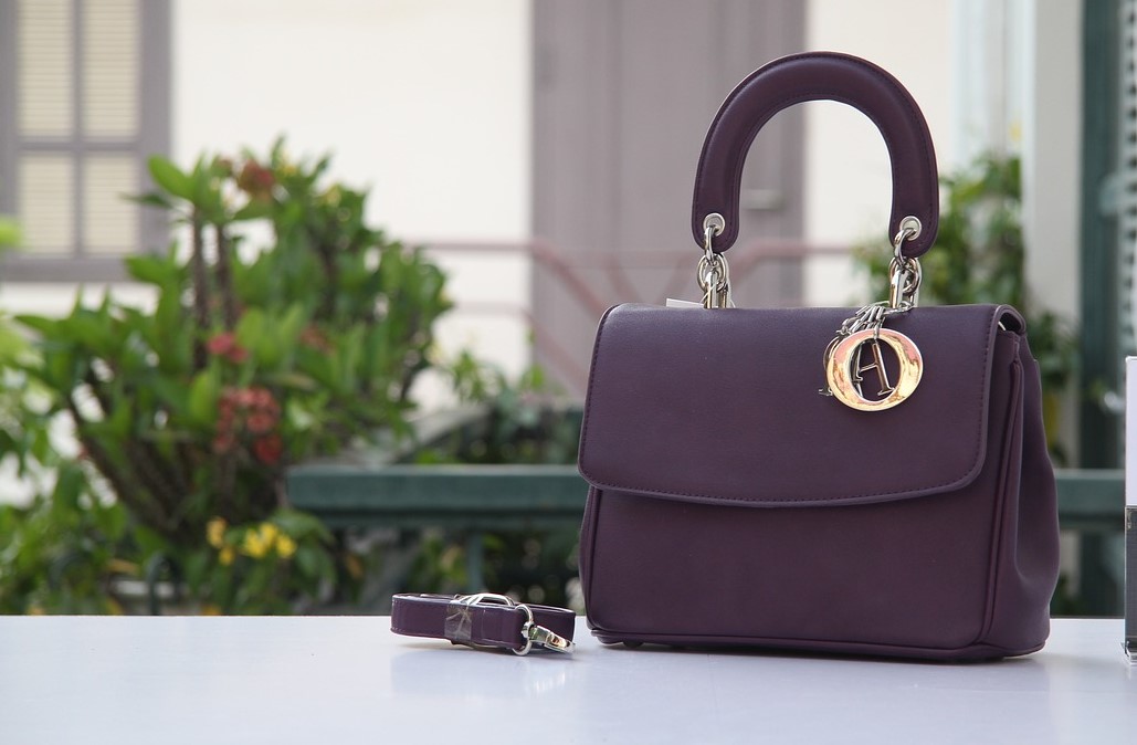 Brandul Christian DIOR plătește doar 53 de euro pentru fabricarea unei genți, vândute cu 2.700 de euro. Angajații, obligați să lucreze non-stop