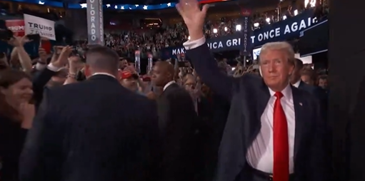 Prima apariție publică a lui Donald Trump după tentativa de ASASINAT / Cum și-a mascat rana de la ureche