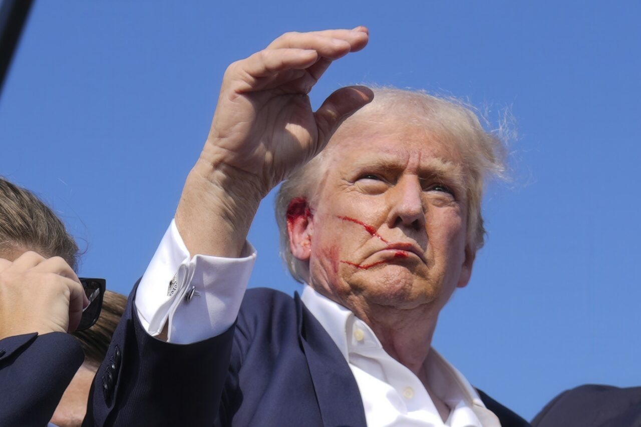 Donald Trump a fost împușcat. Doi morți, în urma tentativei de ASASINAT asupra fostului președinte la SUA. America este în ALERTĂ!