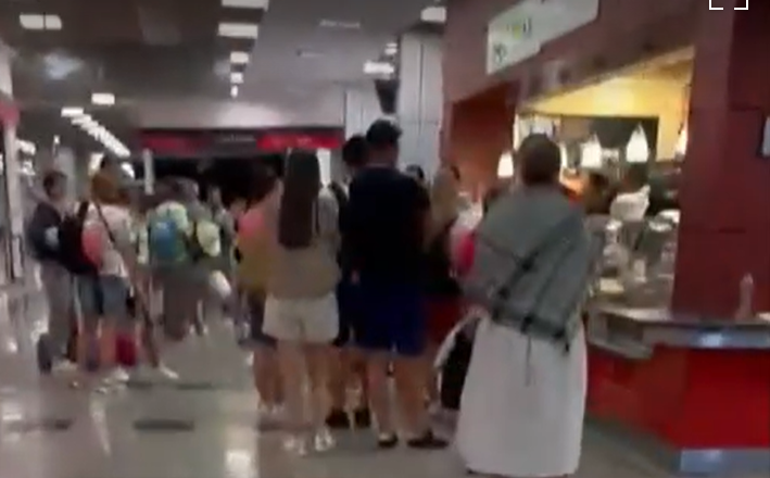 Vacanță de coșmar: Sute de turiști români sunt blocați de peste 26 de ore pe un aeroport din Egipt