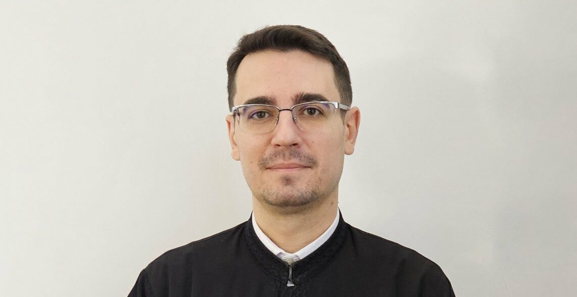 Cine este Adrian Agachi, noul purtător de cuvânt al Patriarhiei Române. Acesta îl înlocuiește pe Vasile Bănescu