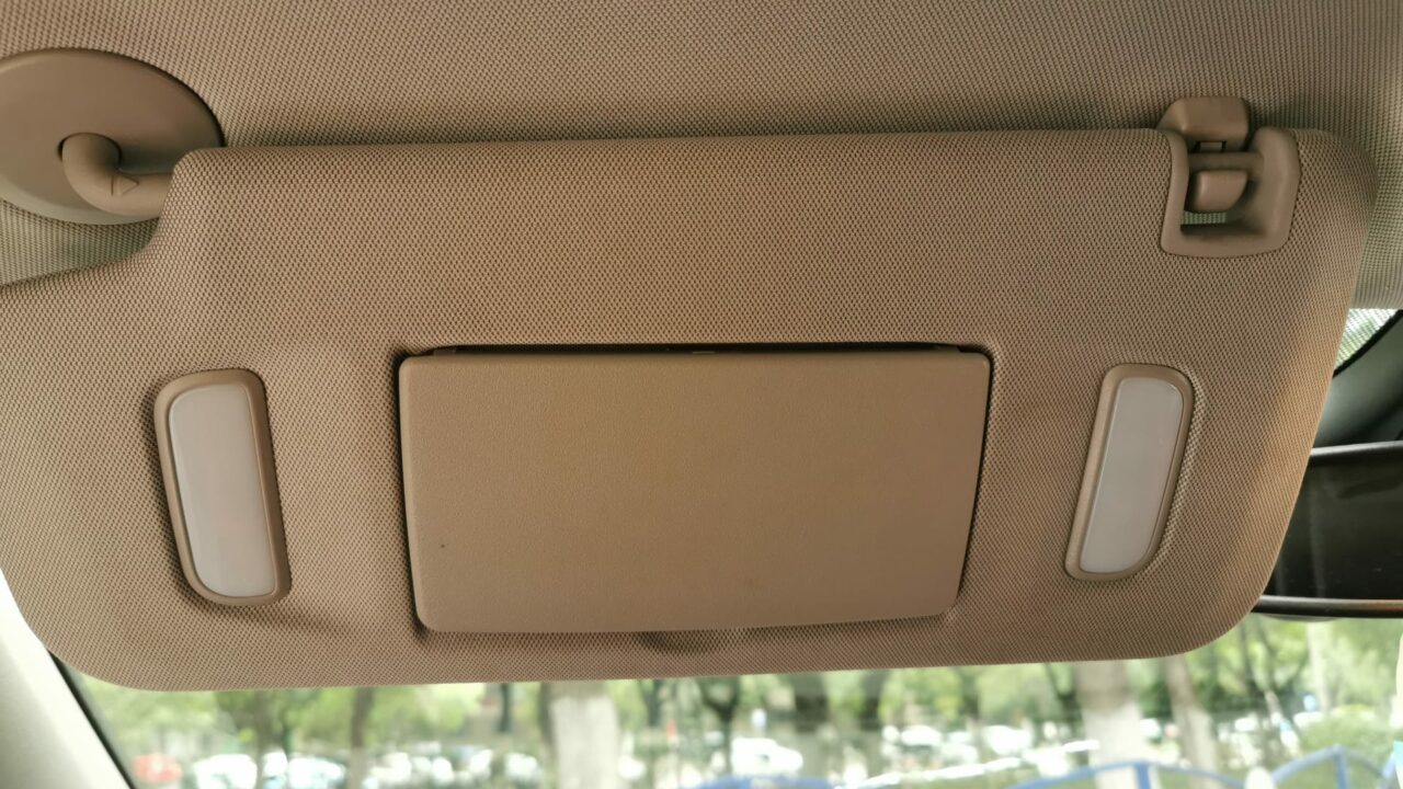 Multe autoturisme au funcții SECRETE, pe care puțini șoferi le descoperă. De exemplu, ce rol are viziera mașinii (VIDEO)