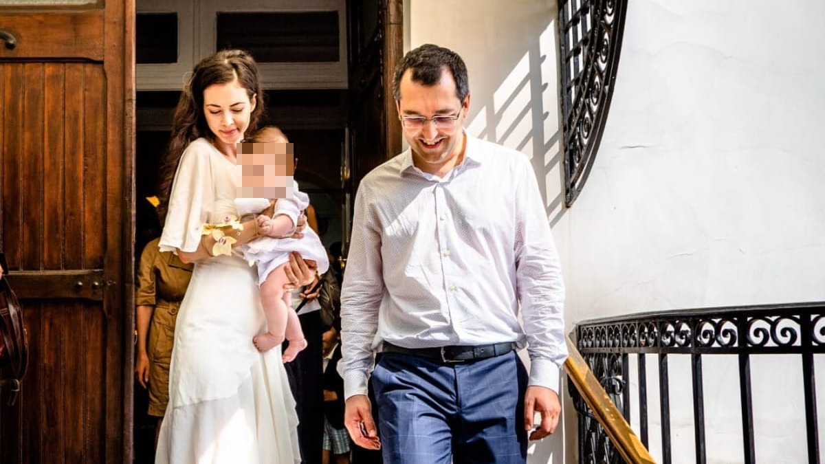 Fostul ministru al Sănătății, Vlad Voiculescu, DEMASCAT de fosta parteneră că avea cont FALS Tinder, în timp ce poza în „familistul perfect”