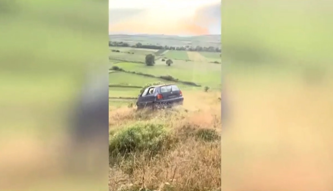 Ultima distracție a „bombardierilor” din România. MAȘINI lansate de pe deal, peste câmpuri agricole