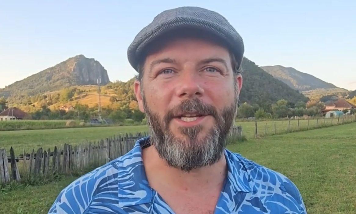 Un englez a renunțat la tot pentru a trăi într-un sat de basm din Transilvania. Singurul obstacol pe care l-a întâmpinat când s-a stabilit în ROMÂNIA