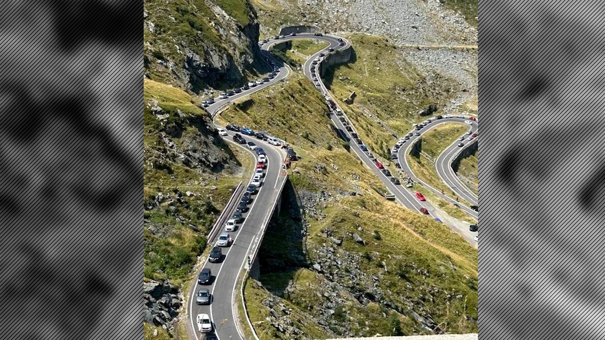 Coloanele de MAȘINI s-au întins pe mai mulți kilometrii pe Transfăgărășan:”Este groaznic. Eu m-am întors din drum”