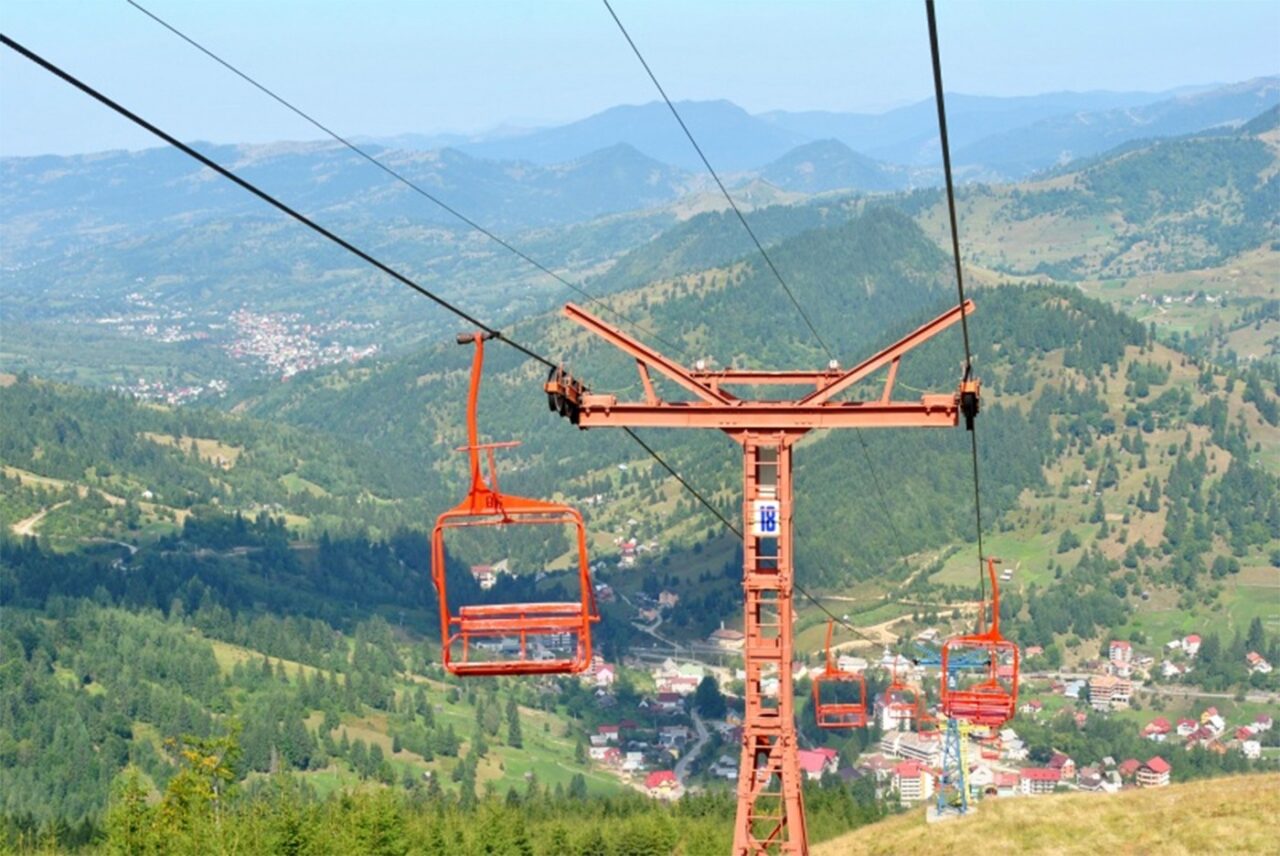 Stațiunea montană din România UNICĂ în toată Europa. De ce se îngrămădesc anual turiștii străini