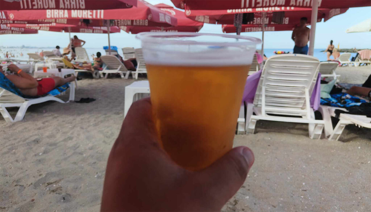 Câți lei a dat un bucureștean pentru un pahar cu bere, pe o plajă din MAMAIA. A crezut că este o eroare