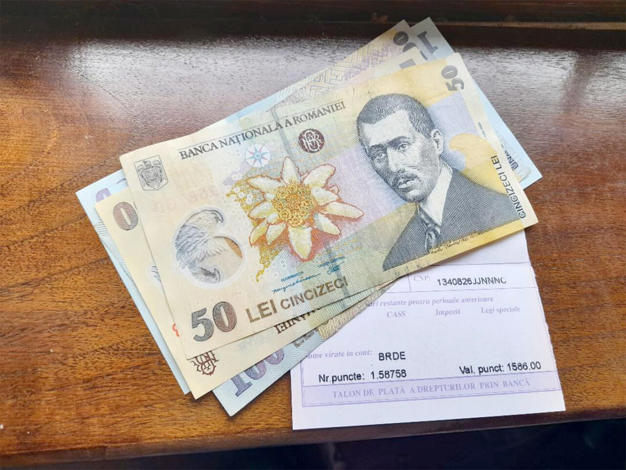 Veste bună pentru PENSIONARII cu venituri mici! Oficialii Guvernului au anunțat data la care vor fi încărcate cardurile cu alimente!