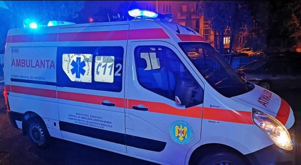 ACCIDENT grav în Constanța cu șase victime, după ce un microbuz s-a izbit de o mașină și a ricoșat într-un copac