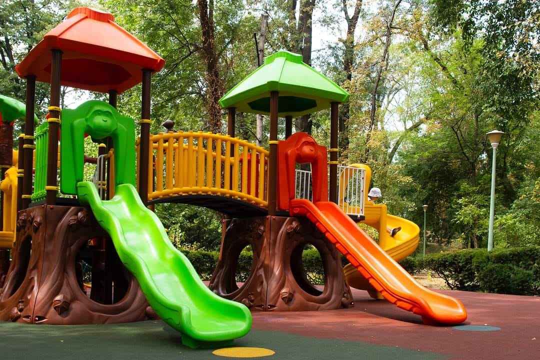 Patru locuri de joacă modernizate s-au deschis în mai multe zone din București. Cum arată noile zone de agrement pentru copii